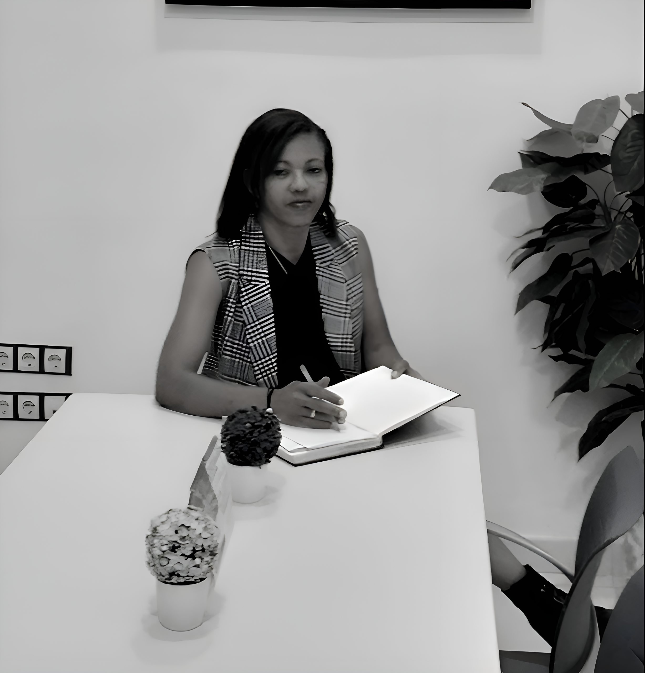 FOTO 1 SOBRE NOSOTROS Imagen de una abogada en su despacho con una libreta abierta